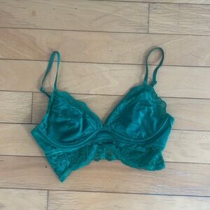 VS Emerald green (this color is not photographing properly)